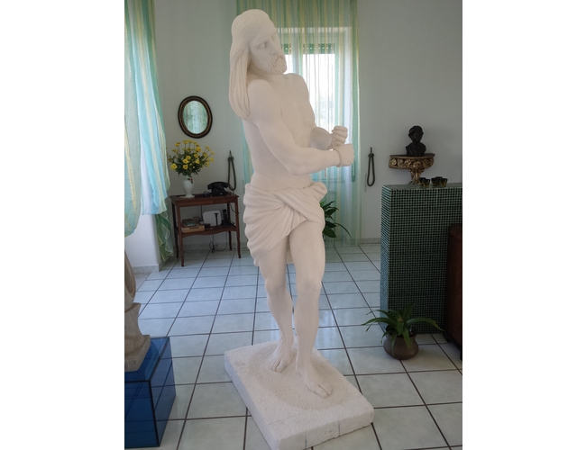 Antonietta Righi dipinge una statua del Cristo per la processione del Venerd Santo di Procida